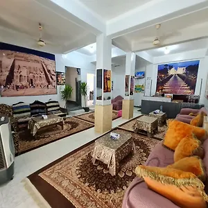 Grand &hostel فندق مبيت وإفطار